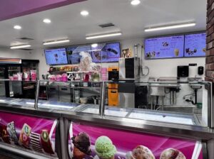 Ice cream parlor for sale with 20-25 clients and 80-100 daily customers during season